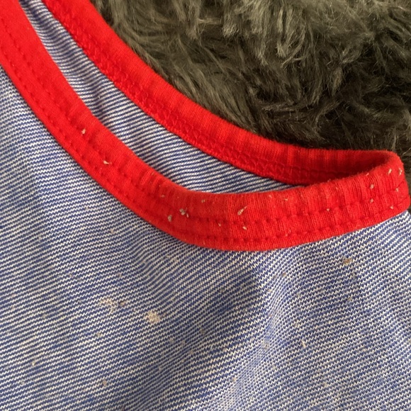 Red border and blue tank top - Picture 7 of 17